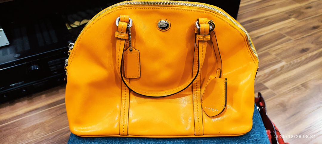 sản phẩm giống kiểu mua sô về rồi chiết ra chai nhỏ. không có đóng niêm phong. mùi dễ chịu nhưng cá nhân mình đánh giá với giá trị đem lại không hơn 1 lọ làm sạch da từ siêu thị giá 60k. đã sử dụng và dựa trên thực tế. trước và sau khi đánh y xì nhau.