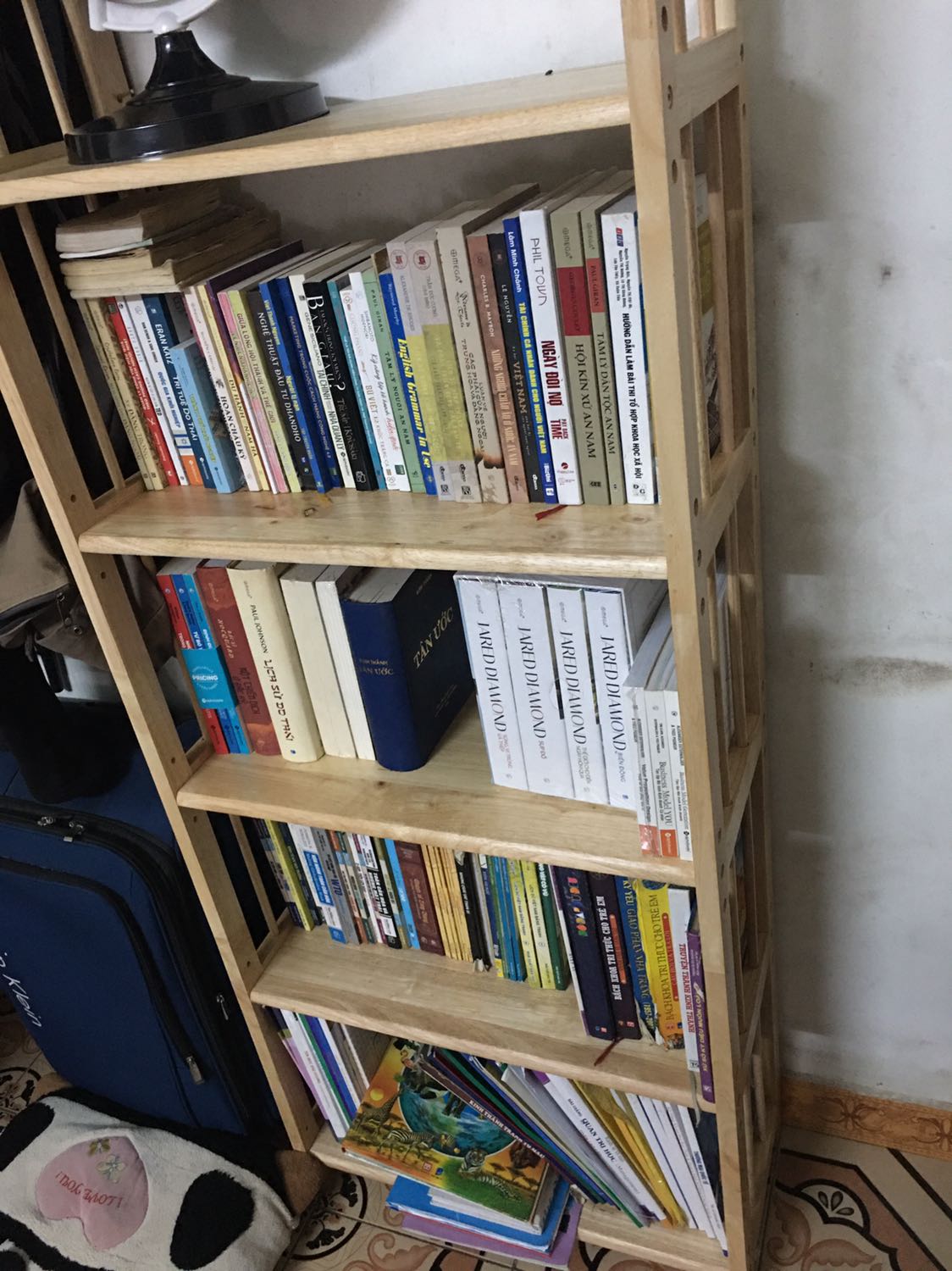 Sản phẩm mua về thiết kế đẹp, chắc chắn, có dụng cụ để vặn ốc vít các thứ. Để sách nhiều và nặng mà vẫn không bị gãy.