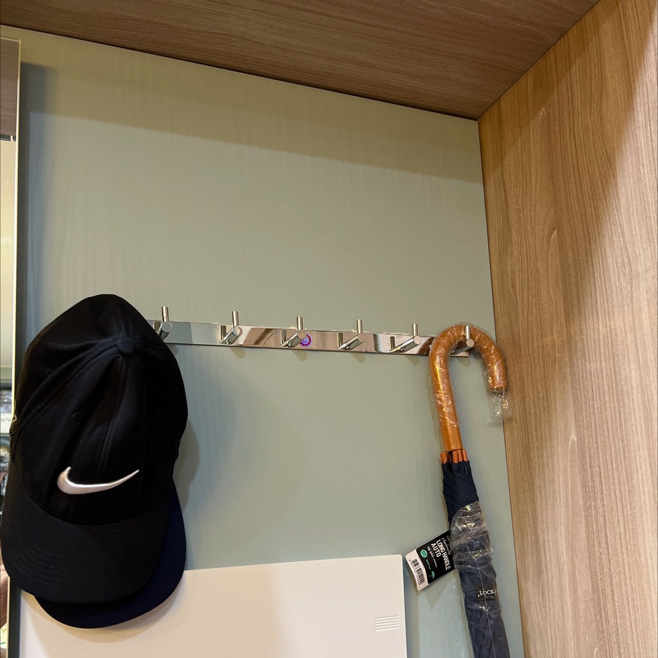 Giao hàng nhanh, gói hàng cẩn thận. Móc treo trông đẹp, chắc chắn. Dán keo để qua đêm dùng ổn