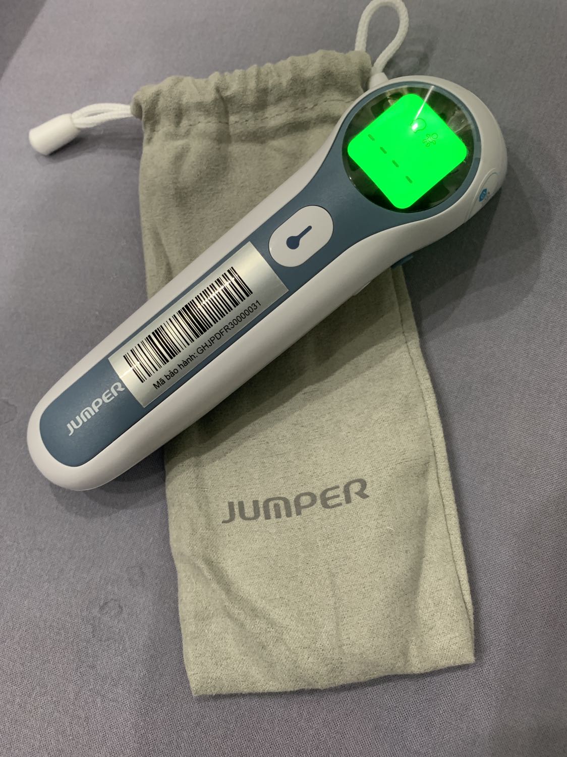 Sản phẩm chất lượng, sử dụng PIN 3A dễ mua. Có vài sản phẩm khác sử dụng Pin đồng hồ nên không thông dụng lắm. 2 chức năng cực kì quan trong mà đo trán và đo lỗ tai. Bấm một cái là hiện lên kết quả liền.