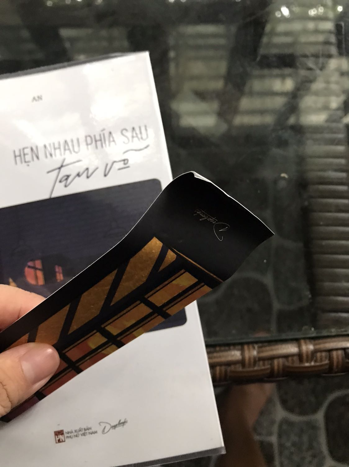 Sách ổn, có bọc bookcare. Nhưng tiki giao quá chậm, biết là dịch mình rất thông cảm nhưng khâu chuẩn bị rất nhanh mà k chuyện vận chuyển cho mình. Báo với mình đơn hàng giao chậm 7-14 ngày nhưng ngâm hơn 2 tháng. Bên chat của tiki trả lời tin nhắn rất chậm. Mình chỉ bực cách làm việc của tiki. Tổng quát sách ok nhưng notebook của mình bị rách, cong huhu