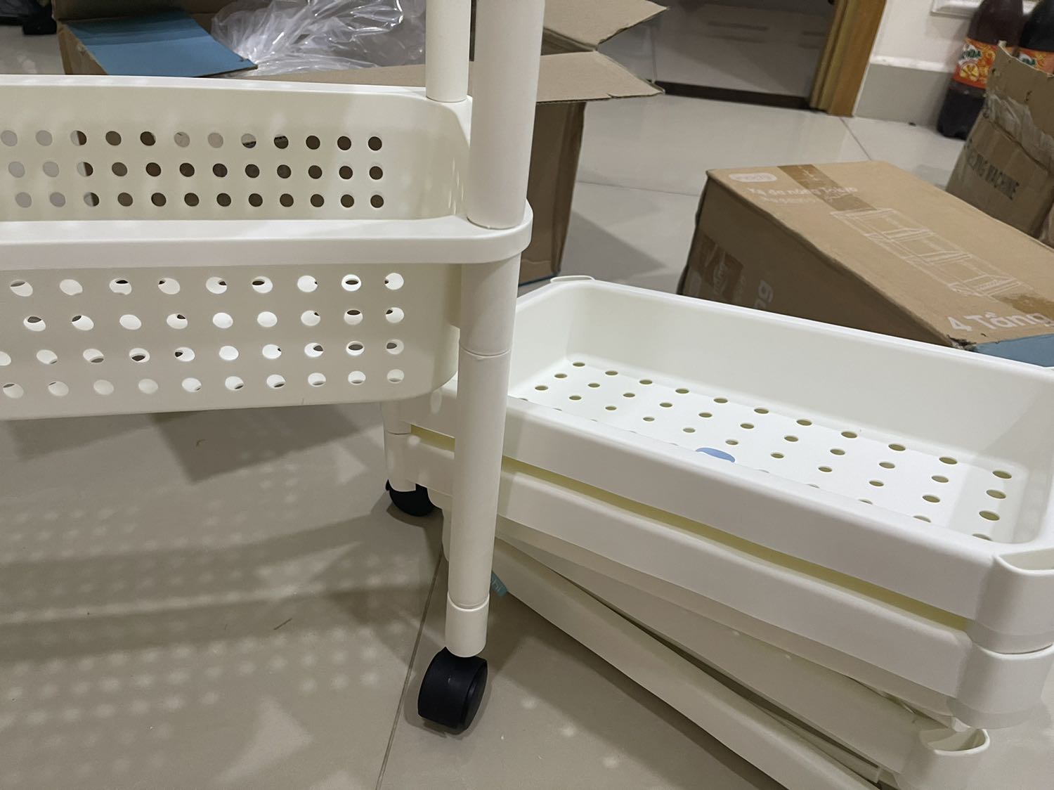 So sánh với nhựa từ các sản phẩm khác của shop thì sản phẩm này chất lượng nhựa không đẹp và dày bằng (có hình bên dưới để so sánh). Nhựa giòn, mình vặn mạnh tay để khớp thì vỡ; có cảm giác sản phẩm giữ thăng bằng không tốt, nếu để đồ nặng vào thì sẽ thăng bằng ổn hơn