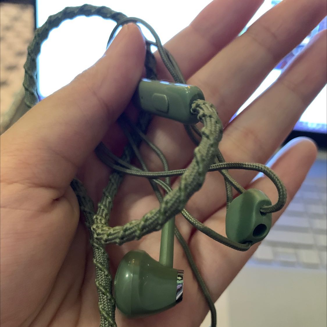 Tai nghe âm ổn định lắm luôn. Màu xanh rêu đẹp nhe mọi người. Sẽ tiếp tục ủng hộ. Cảm ơn shop ạ. Tiki giao hàng siêu nhanh.