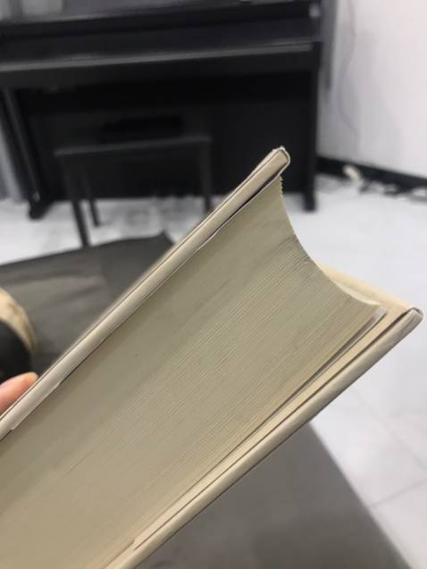 đi công tác nên giờ mới khui hộp sách ra đọc (bảo vệ tòa nhà nhận giúp). Thất vọng toàn tập! sách RẤT DƠ và bìa bị gãy. Mở ra hết muốn đọc luôn