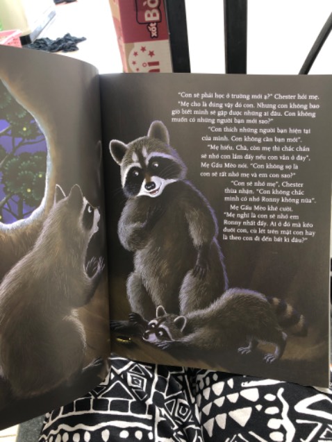Sách thật nên rất đẹp! Nội dung sâu sắc, được lồng ghép vô câu chuyện Chester phải rời bỏ nhà đang ở đi nơi khác, vì cây sắp bị chặt!!
Viết hay, tiếng Anh và dịch tiếng Việt cũng rất hay! Phù hợp cho bé từ 5+ tuổi trở lên, vì chữ khá dài so với bé 3 tuổi