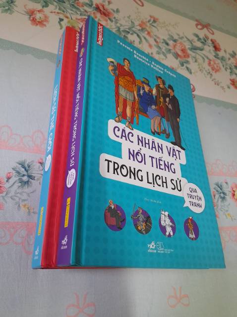 Cuốn thứ 2 trong bộ Images DOC mình mua. Sách bìa cứng siêu dày, in màu trên giấy bóng đẹp cực kỳ. Nội dung là những câu chuyện về các nhân vật lịch sử từ Cổ đại đến Hiện đại nhưng không hề khô khan mà thể hiện bằng truyện tranh nên rất dễ đọc và dễ nhớ. Tiki dạo này ship nhanh ghê, từ HCM ra HN mất có 2 ngày, nhưng mà cái hộp thì nát bét. May mà sách bìa siêu cứng nên không ảnh hưởng gì.