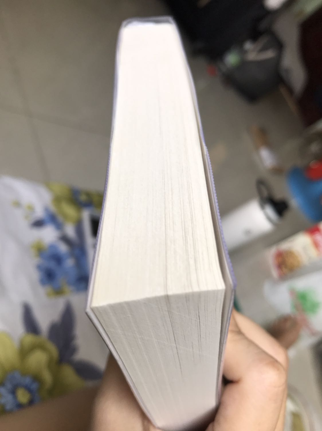 tuy hộp bị móp méo nhưng may sách bên trong vẫn nguyên vẹn, rất mới ko tì vết, lại còn được bọc plastic rất đẹp nữa. Giấy in màu sáng ánh xám nhẹ. Khổ sách vừa tay, chữ nhỏ cỡ size 9pt, rất hài lòng.