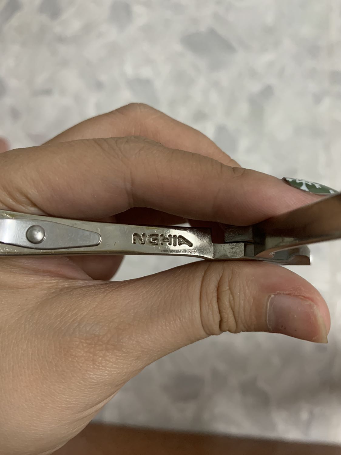 Hàng kềm Nghĩa đúng với thương hiệu, đẹp và cầm chắc tay. Mọi người nhìn kỹ sẽ thấy còn có cả hạt hút ẩm bên trong nữa.
Đây là món thứ 2 mua của kềm Nghĩa ở Tiki rồi.
Chỉ hy vọng là cắt móng sẽ đẹp. Haha
