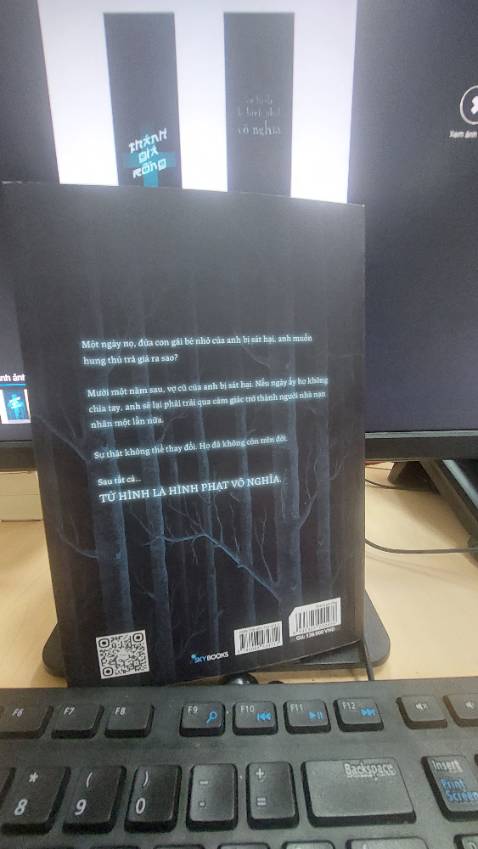 Khởi đầu từ 1 án mạng, bằng khả năng kể truyện tài tình, việc mô tả chi tiết hành vi, cảm xúc nhân vật trong từng tình huống, bối cảnh, Higashino Keigo đã triển khai một câu chuyện với đầy rẫy các bi kịch tiếp nối và đặt ra những vấn đề đạo đức gây nhức nhối tâm can độc giả.