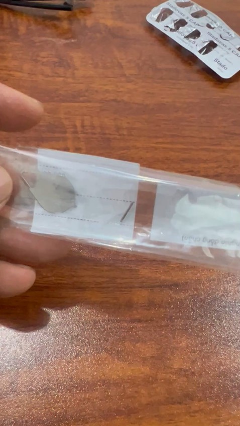 Que mỏng quá rất buồn còn gãy nữa