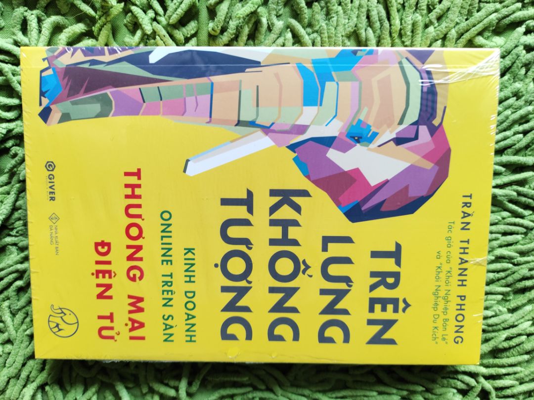 Mình sẽ review cả bộ sách ở đây luôn nhé. Rất cảm ơn NXB và các tác giả đã tạo ra bộ sách giá trị này.
Các bạn nên đọc bộ này theo thứ tự 
1. Sức mạnh của TMĐT: đây là cuốn viết sâu về cách tư duy đúng để bắt đầu xây dựng và phát triển thương hiệu khi làm TMĐT. Nội dung rất hay, tác giả viết rất chân thành. Tuy nhiên, đọc cuốn này để hiểu về cách suy nghĩ thôi chứ áp dụng vào thực tế bán hàng tại Việt Nam thì sẽ cần nghiên cứu thêm thông tin khác cho phù hợp, bản thân việc bán hàng trên Amazon và đăng ký nhãn hiệu ở Mỹ cũng tốn kém chi phí hơn rất nhiều so với bán qua Shopee, Lazada, Tiki ở VN. Sức mua bên đó cũng lớn hơn nên nhập hàng sx từ VN, TQ tạo ra tỷ suất lợi nhuận rất lớn. Bán ở VN thì khó khăn, bèo nhèo hơn rất nhiều các bạn ạ, chẳng có Kichstarter hay nhà đầu tư gieo cấy, thiên thần đâu, chuyện bán lại shop hay thương hiệu cũng khó vô cùng. Nhưng tư duy của tác giả là vô cùng phù hợp, 1 marketer, brand builder đúng nghĩa.
2. Trên lưng khổng tượng: cuốn này là cầm tay chỉ việc nè, khá chi tiết. Đọc sách này có thể cảm nhận được anh Phong là người chân thành thế nào. Sách này cũng phù hợp hơn cho những cá nhân bán hàng ít lúa, ít kinh nghiệm, mong giảm bớt rủi ro khi bắt đầu, tránh đổ nợ. Đi rất đúng tinh thần khởi nghiệp tinh gọn. Tất nhiên là vẫn có ít nhiều khuyết điểm nhưng tìm được tác giả viết chân thành, không giấu nghề như này hiếm lắm. Mình rất quý anh Phong từ 3 năm trước khi đọc cuốn Khởi nghiệp bán lẻ, lúc đó mình bắt đầu khởi nghiệp siêu nhỏ với sp đầu tiên.
3. 10 quy luật TMĐT: cuốn này mục lục nội dung rất tốt nhưng đọc vào chi tiết Thất Vọng Vô Cùng. Đây là tâm sự thật của 1 đọc giả thật sự cần kiến thức hữu ích để khởi nghiệp TMĐT. Sách này không viết cho cá nhân khởi nghiệp ít vốn đọc mà viết cho chủ doanh nghiệp nhiều lúa. Sao thế? Tình huống dẫn chứng toàn là Apple, Samsung, Xiaomi,... Sao tác giả không dành thời gian trao đổi với anh Nam, chị Linh chủ shop lớn người Việt đang thành công trên sàn XYZ, khởi nghiệp với chỉ vài chục triệu, làn mò học hỏi, tìm cách áp dụng 10 quy luật này như nào để anh chị em độc giả nhìn vào mà học hỏi. 10 quy luật rất đúng nhưng chi tiết phân tích này là của 1 người làm báo về kinh doanh, công nghệ ngồi đọc thông tin thứ cấp trên internet, báo mạng, tổng hợp lại theo kiến thức cá nhân. Nó như là tạp chí chuyên ngành, không phải 1 cuốn sách hướng dẫn tư duy, triển khai như tinh thần của bộ sách này. Cũng không bám sát vào 3 sàn TMĐT lớn nhất VN mà lan man nói về FB, mạng xã hội. Cuốn của anh Phong đã phân tích rồi, mạng xã hội chỉ mang tính hỗ trợ xây dựng hình ảnh và kéo traffic, không phải nên chốt đơn kiếm lúa chủ lực đâu, trừ khi làm sp có tỷ suất lợi nhuận cao, có tiền đầu tư xây dựng thương hiệu, hình ảnh như làm thời trang cao cấp chẳng hạn. 3 năm trước mình và các bạn cùng lứa khởi nghiệp mạng xã hội bán còn ổn ổn, giờ thì không nhé, nó là nơi đốt tiền để làm branding, kéo traffic. Cuốn này nên được viết với tinh thần 1 doanh nhân đi trước nhiều kinh nghiệm, chia sẻ kiến thức trải nghiệm thực tiễn cho thế hệ trẻ như 2 cuốn trên chứ đừng chung chung như thế. Bạn nào bảo chiến lược thì chung chung là chưa đọc sách chiến lược đủ nhiều, hãy tham khảo bộ Strategyzer thử. Ơ sao chê nhiều mà cho 5 sao. Mình trân trọng công sức của  đội ngũ The Giver và tác giả. Hy vọng cuốn này sẽ được viết lại cho người bán VN ít vốn đọc.
4. Cuốn tổng quan sàn TMĐT: nội dung cuốn này không mới nhưng sẽ tiết kiệm thời gian tra google của bạn khi tìm hiểu 3 sàn. Mình đã mất 2 tuần tự học chi tiết về sàn SP trên google nên nếu đọc cuốn này sớm hơn sẽ đỡ khổ. Lý do mình mua cuốn này là vì khóa học nhập hàng TQ, khoá học dạng này bên ngoài bán đắt lắm, được tặng kèm sách nên mình rất vui. Bìa cuốn này có bị lỗi gập giấy, tưa giấy 1 2 trang nhưng không ảnh hưởng nội dung nên không sao.
Mình muốn gửi lời cảm ơn chân thành tới tất cả mọi người vì đã tạo ra bộ sách này  vào thời điểm mình khó khăn nhất trong cuộc sống, bắt buộc phải trau dồi kiến thức về TMĐT để tránh thất bại lần này. Nếu không thành công tài khoản ngân hàng của mình sẽ về 0 và buộc phải đi làm thuê lại. Đó sẽ là thất bại đau buồn nhất trong cuộc sống của mình. Dù 3 năm qua khởi nghiệp thiếu sót nhưng vì bám theo tinh thần khởi nghiệp tinh gọn nên sau dịch mình chưa tới nổi phá sản, nợ nần. Hy vọng trời không phụ lòng người, mình không muốn quay lại chuỗi ngày làm thuê buồn tủi, năm nay mình 27 tuổi rồi, mong có được thành công lần đầu.