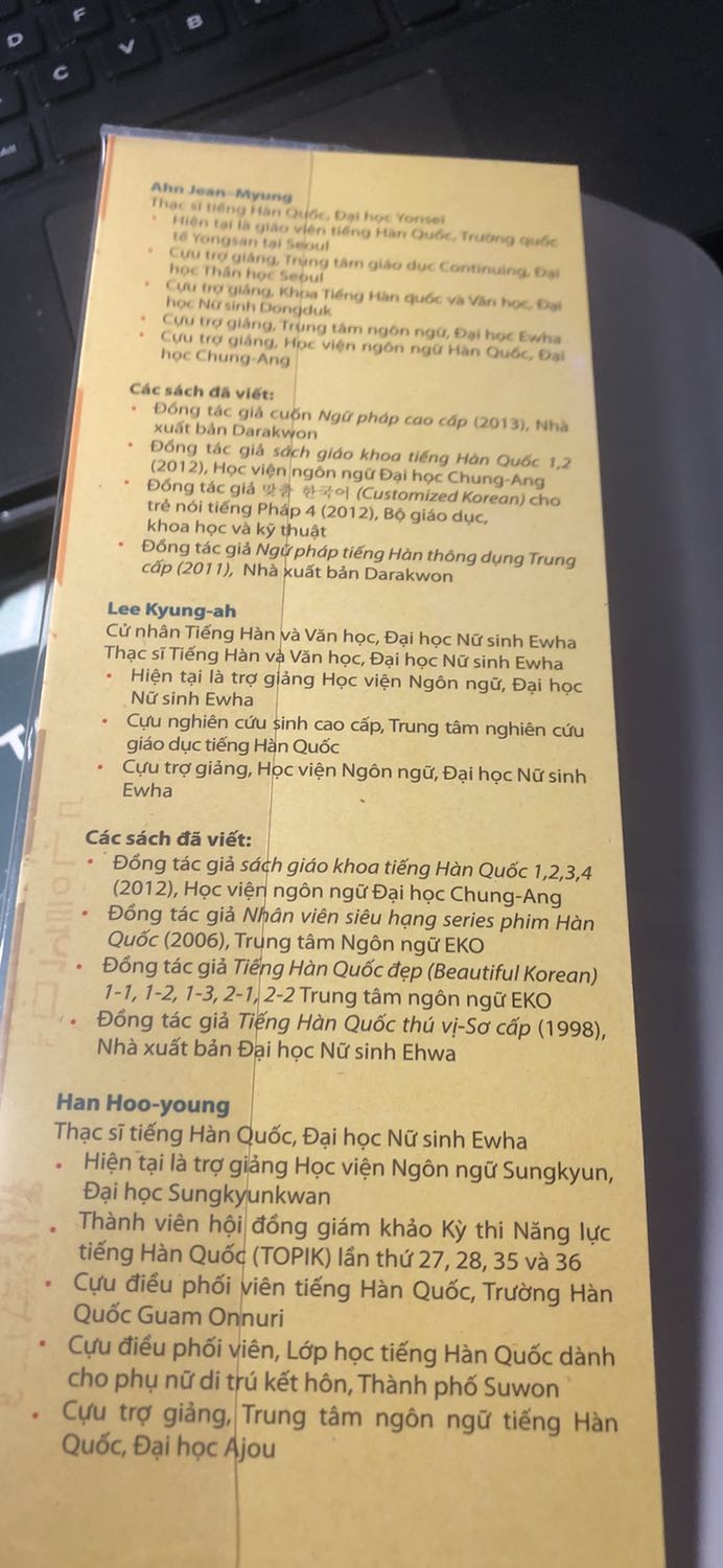 Dù có nhiều trang bị hằn thế này do hộp bình nước đè, nhưng ngoài việc đó ra thì sách mình nhận được khá là đẹp, rõ màu, tạo cho mình động lực để học hơn. Thêm vào đó giá như phần bọc sách được nhích vào một xíu thì tốt hơn. Dù có nhiều trang bị hằn thế này do hộp bình nước đè, nhưng ngoài việc đó ra thì sách mình nhận được khá là đẹp, rõ màu, tạo cho mình động lực để học hơn. Thêm vào đó giá như phần bọc sách được nhích vào một xíu thì tốt hơn.