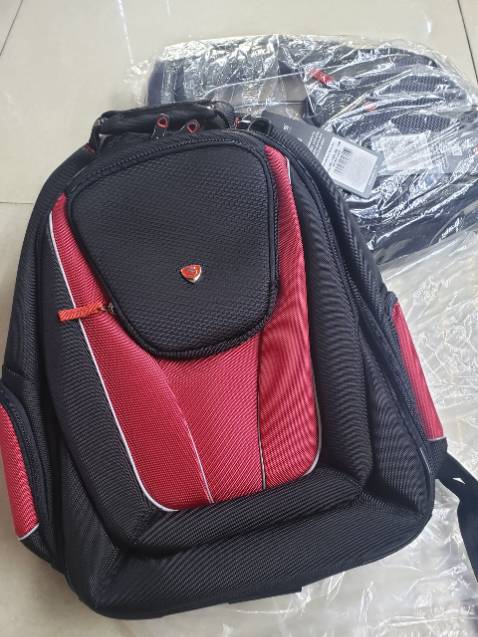 Hàng chính hãng rất đẹp, vải xịn thật sự, giá còn tốt hơn ở ngoài rất nhiều. Mình mua 2 cái balo cho mình với chồng. Shop dễ thương tư vấn nhiệt tình!