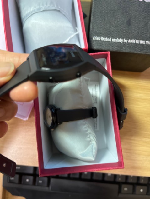 Hàng đẹp, chắc chắn, dùng ngay, vừa khớp với tay,  cảm ơn shop.
Chụp hình cho bạn xem đây. Nên mua.
Tuy dây nhựa nhưng mềm mại đeo ko bị ngứa!