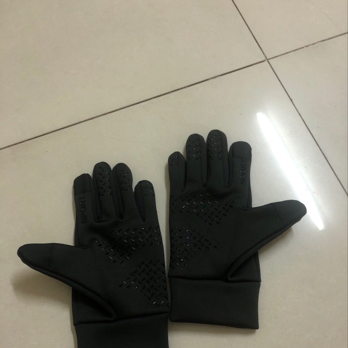 Găng tay chắc chắn, rất dày dặn, đường may tỉ mỉ. Mình rất ưng sản phẩm bên shop. Găng tay này đeo đi phượt hay đeo mùa đông thì chuẩn luôn. Điểm 10 cho em này vì có thể cảm ứng điện thoại, máy tính bảng. Chất nỉ không lo bong, nổ da. Chắc mua về dùng mấy năm không hỏng mất. Nói chung mua được em này giá cả hợp lý chất lượng trên cả mong đợi. Cả nhà nên mua.