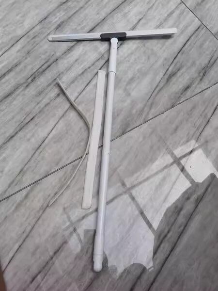 Cảm nhận ban đầu là mẫu mã đẹp, tay cầm cứng cáp chắc chắn, mút silicon nhỏ gọn, lưỡi lau khít nên dễ gạt chất bẩn. Thiết kế thông minh 2 trong 1: Có thể vừa chà cọ mặt kính vừa có thể gạt nước và chất bẩn. Được shop tặng thêm 1 miếng silicon nữa để thay đổi, cảm ơn shop nhé!