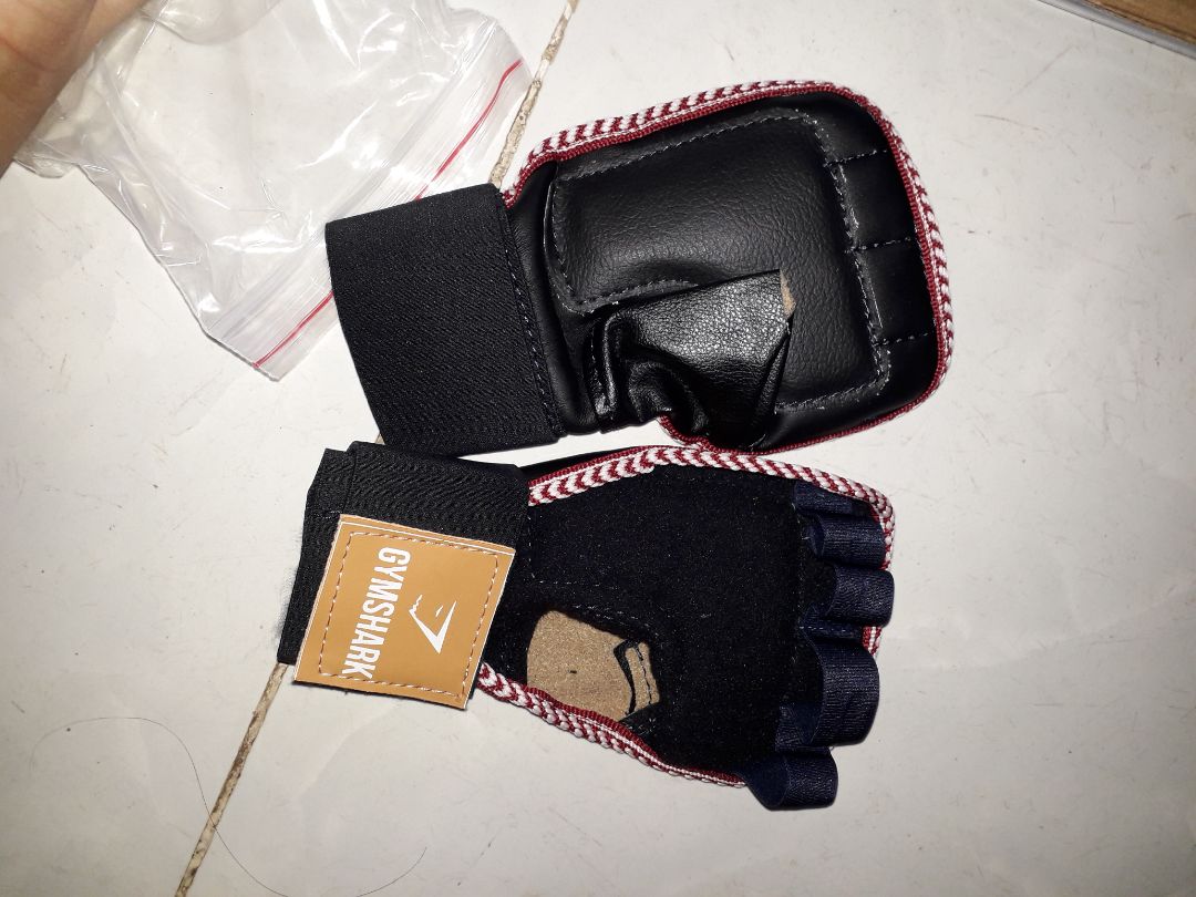 Chất lượng tốt, giống hình ảnh trên shop đăng, gói hàng cẩn thận. Có con ốc để bắt cố định và miếng cao su đầy đủ. Bao tay được, giá cả hợp lý nói chung là shop bán đồ ok.