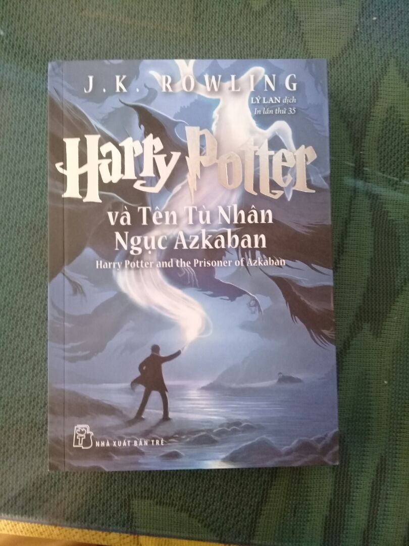 Đặt hàng hôm thứ 7 thứ 3 đã có hàng. Anh shipper tốt tính và hiền. Hôm mua đang giảm giá 55% chỉ 88k quá hời. Về nội dung thì khỏi phải bàn, hình thức là hàng cực kì chất lượng được in bằng giấy trơn dày loại giấy dùng in Sgk những năm gần đây ( vì đây là cuốn mới được tái bản 2019, khác những cuốn trước in bằng giấy xốp mỏng, nxb Trẻ cũng có thông báo về việc đổi giấy này trên ***). Nói chung là quá tốt luôn???~~~