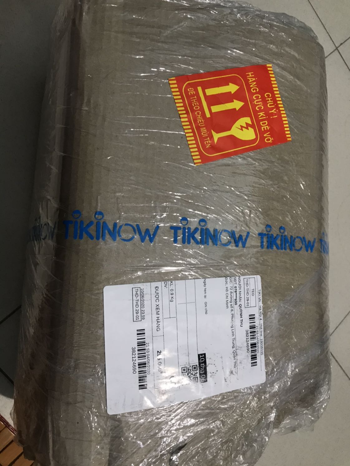 Tiki đóng gói cực kì cẩn thận, điểm này mình cực kì hài lòng khi mua hàng ở tiki. Mình đặt mua 20 bình thuỷ tinh nhưng không bể 1 bình nào dù trước đó mình rất lo lắng khi đọc các bình luận bị bể bình do vận chuyển. Còn đối với bình thì mình thấy được so với giá 49k 5 bình, giá rẻ nên chất lượng cũng được thôi chứ không xuất sắc như ý mình muốn. Thuỷ tinh không được trong nhìn hơi đục đục. Tuy nhiên giá đó thì mình đã thấy ok lắm rồi.