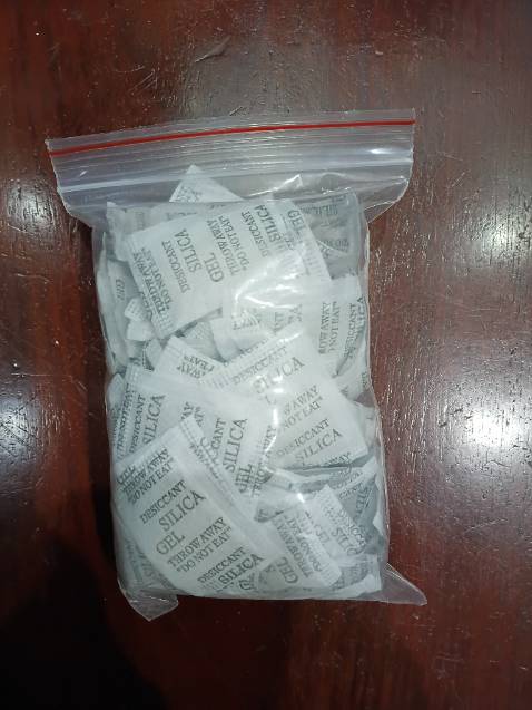 Gói hút ẩm xài rất tốt. Tôi cảm thấy rất hài lòng về các gói hút ẩm này.