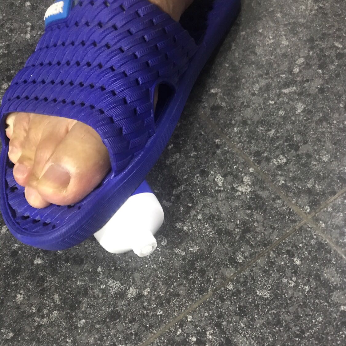 Chất lượng keo quá tệ, độ bám vào tường kém. Keo bị khô quá, bóp nặn không ra, phải cắt ngang ống. Rất buồn khi mua phải sản phẩm kém chất lượng này. Đạp mạnh như ảnh mà keo không ra.