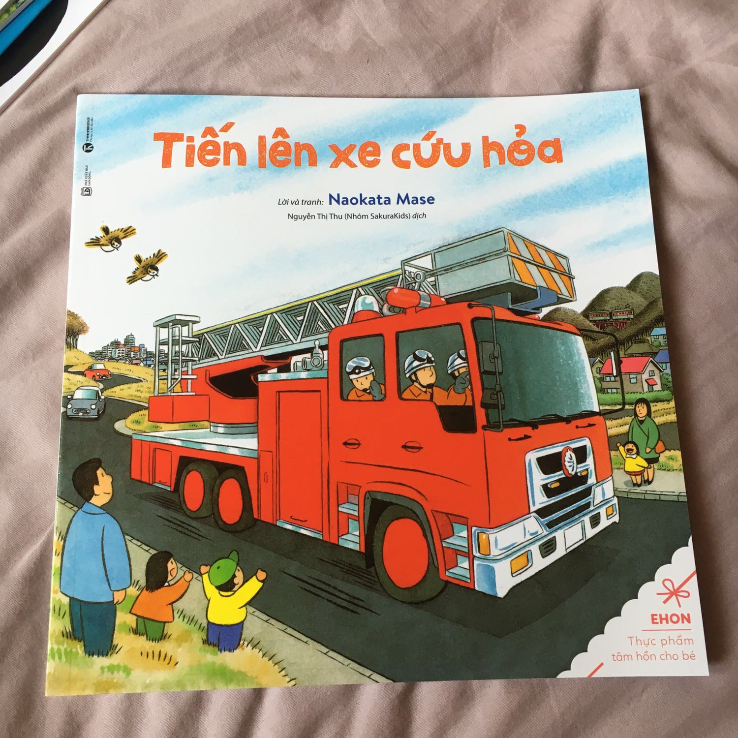 Sách mới nguyên, nội dung rất dễ thương, thích hợp cho các bé từ 3 tuổi trở lên. Hôm đặt sách còn vào đúng dịp sale, nói chung rất rẻ nên mua vài cuốn khác nội dung luôn.
Tiki sáng đặt chiều giao, sách nguyên vẹn ko móp méo gì nha.