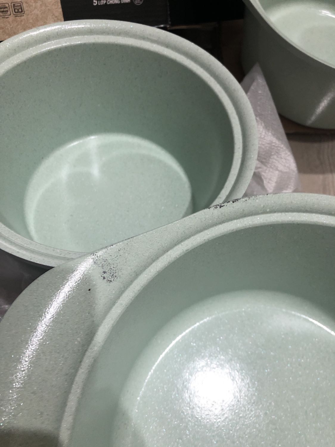 - Sản phẩm khá mỏng và nhẹ 
- Nồi quánh đúc Ceramic mà bị tróc hết cả sơn ??? 
- Mong Tiki làm việc lại với shop để người tiêu dùng đổi sản phẩm bị hỏng.