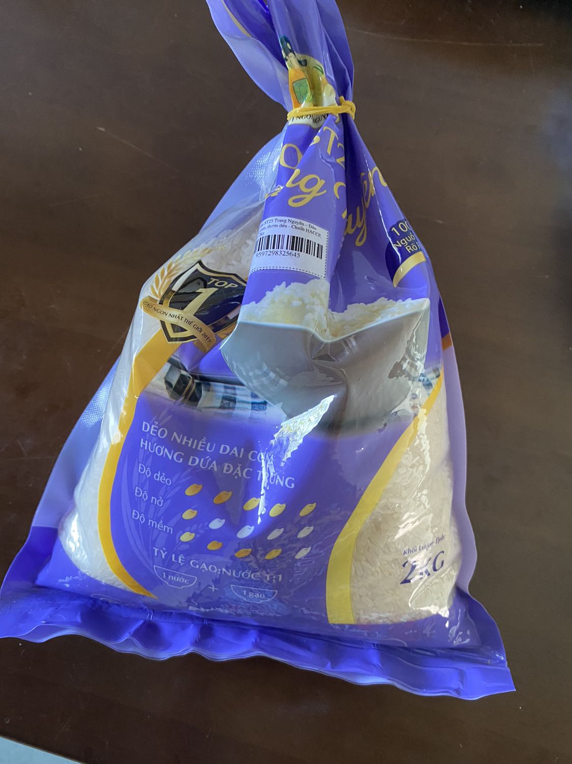 Gạo ngon, cơm dẻo, mềm. Tuy nhiên lúc còn là hạt gạo thì thơm hơn so với khi nấu thành cơm.
Tiki đóng gói cẩn thận, rất cẩn thận, hết sức cẩn thận. :) Hài lòng với Tiki lắm ạ.