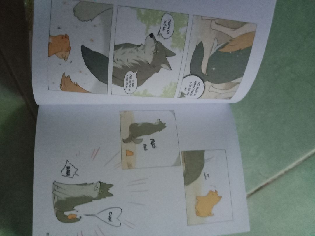 Giao hàng nhanh, sớm hơn dự kiến, hàng của Tiki trading khi dùng Bookcare và gói đơn sách kỹ miễn bàn🤗 (Dù lúc giao ra tới đảo có dính mưa, cũng may không ảnh hưởng nhiều 🥲)
Băn khoăn lắm mới mua bộ này vì đã xem onl rồi và chưa quen với độ dàn trải hình (ít) xíu như này nhưng không sao, vì bé khoai tây và sói thủ lĩnh, vì bản quyền truyện tại VN sẽ ngày càng về nhiều nên mua ủng hộ.
Bản thường k có bookmark nhưng có 1 cái postcard dày lắm nhé mn.