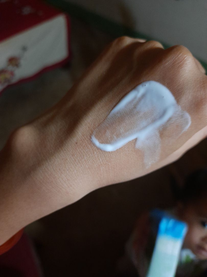 chai nhỏ xinh, chất kem mỏng nhẹ, mùi thơm dễ chịu. mở ra chai được bọc qua giấy bóng k có hộp giấy, kem ở trong vơi thì như hình. K biết đã bị mở ra trước hay k nữa