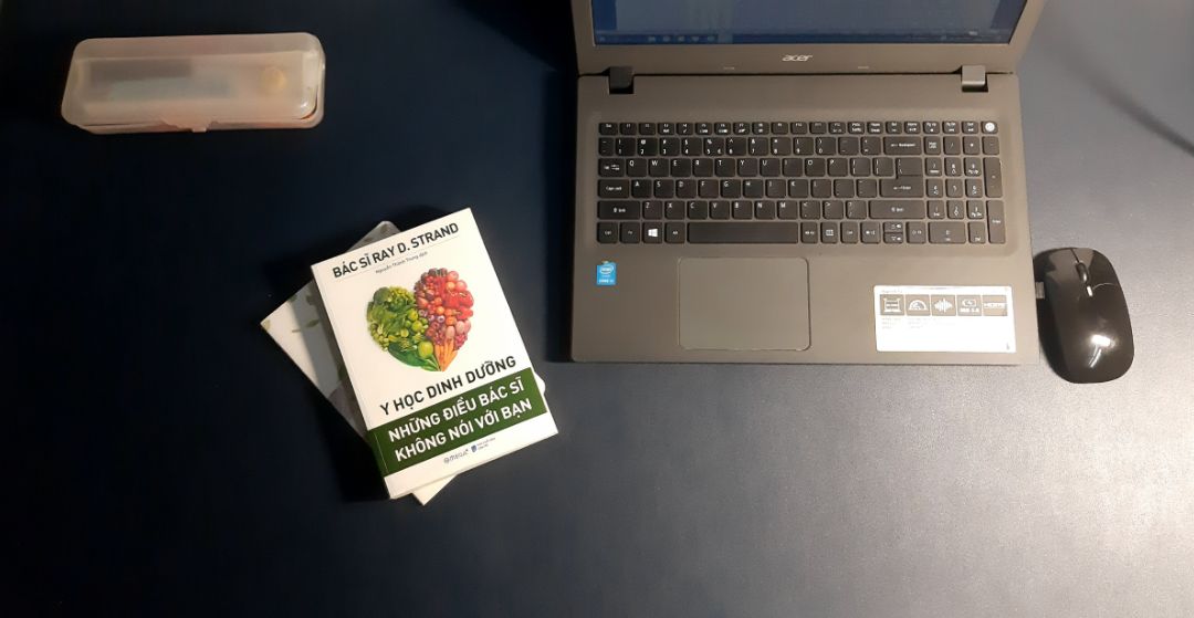 Đặt lên bàn làm việc rất trang nhã, tạo cảm hứng làm việc rất tốt. Mọi người cũng biết work from home rất stress. Vừa trải bàn vừa lót chuột luôn. Nhận hàng về là mình quăng luôn cái miếng lót chuột xấu xí rồi. Mình chụp cả 2 mặt cho mọi người xem, ban ngày để màu nổi cho hưng phấn, ban đêm để màu đằm cho dịu mắt trước khi ngủ.
Sẵn tiện PR luôn quyển sách rất bổ ích trên bàn, mùa dịch này mọi người nhớ ăn uống bổ sung dinh dưỡng đầy đủ để bảo vệ sức khỏe nha! Quyết thắng đại dịch!?