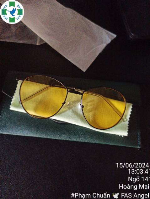 Gọng kính chắc chắn,đeo thoải mái. Chất lượng hoàn thiện tốt. Có bao da bảo vệ và khăn lau kính rất thuận tiện.