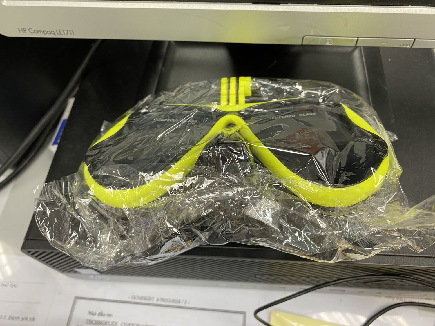 Kính đẹp xịn sò, mua được giảm giá sâu, rất đẹp và chắc chắn. Giao hàng cực nhanh. 9h sáng đặt tới trưa là có kính ở nhà. Rất đáng mua.