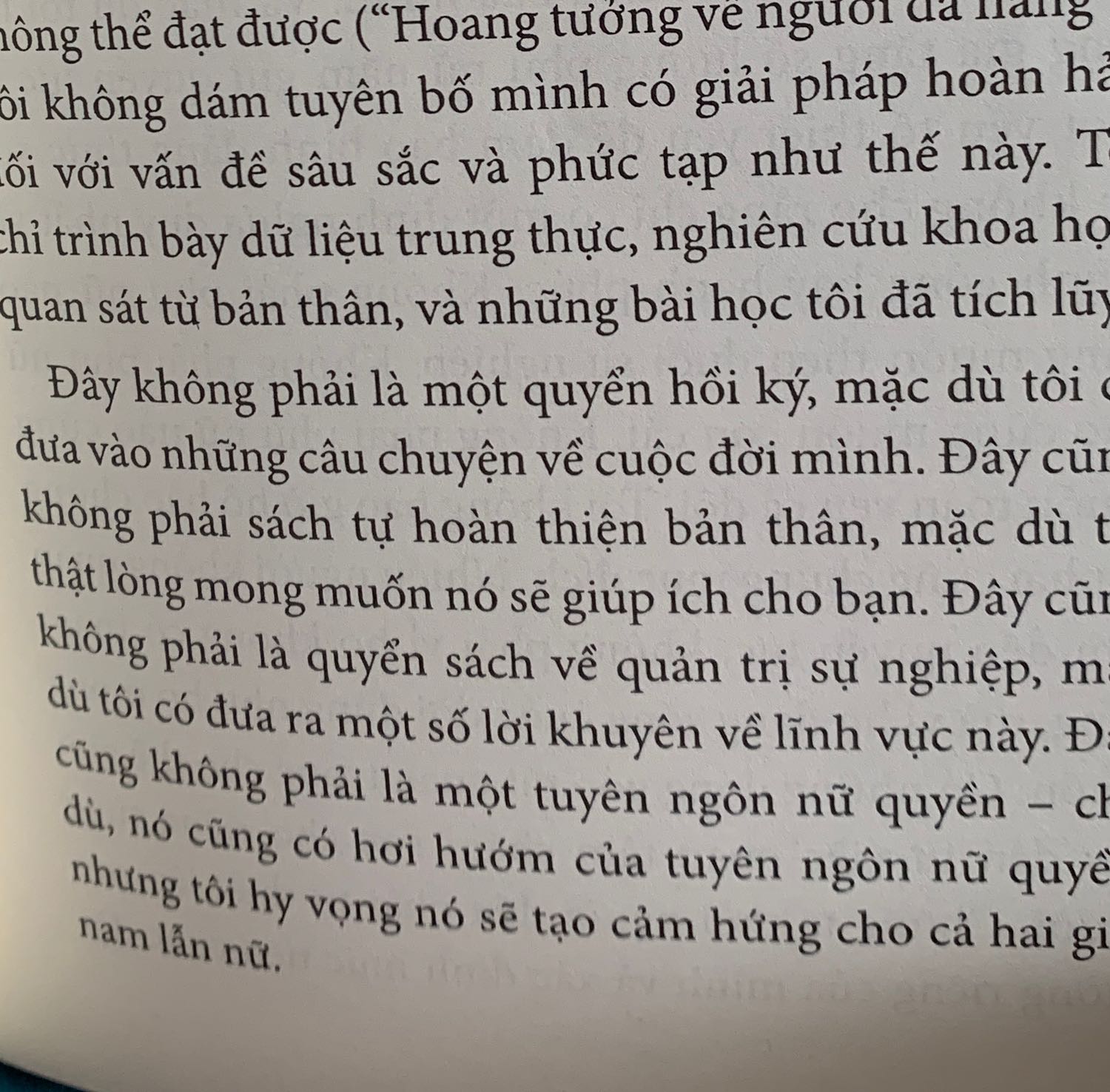 Thật sự tôi rất khó chịu khi đang đọc dỡ quyển sách Lean in (Dấn Thân) mà phải vào đánh giá. Vì lần đầu tiên đọc một quyển sách chưa tới 30 trang mà phát hiện khá nhiều lỗi chính tả gây khó chịu cực kỳ. Nhà xuất bản nên xem lại sách rà soát kỹ về lỗi chính tả trước khi cho xuất bản.
