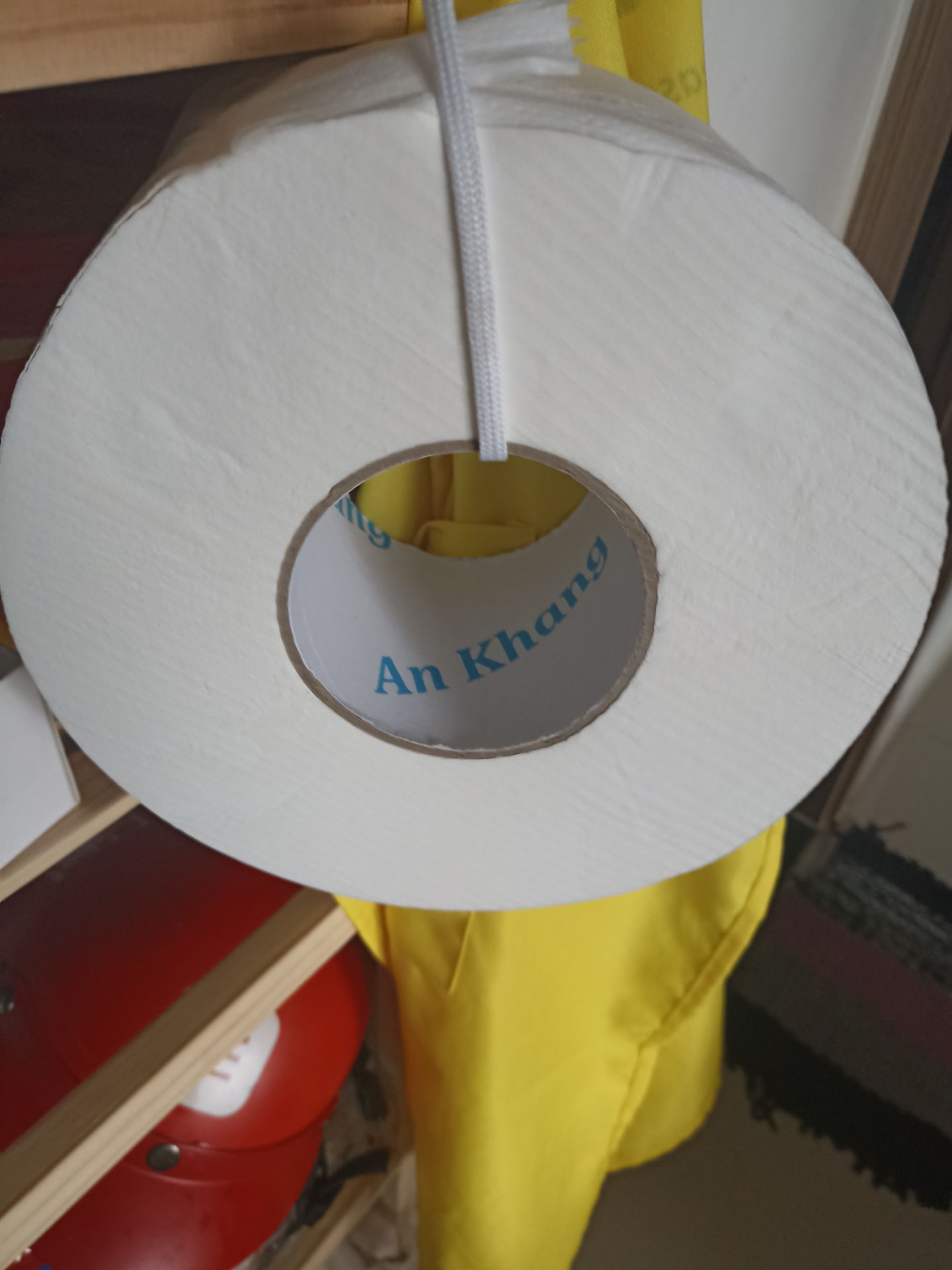 giao hàng nhanh hơn dự kiến 1 ngày. combo 10 cuộn đóng gói rất gọn mình tưởng to lắm chứ, nhưng vẫn đúng trọng lượng. Giấy ko dày lắm phù hợp giá tiền, cũng mịn