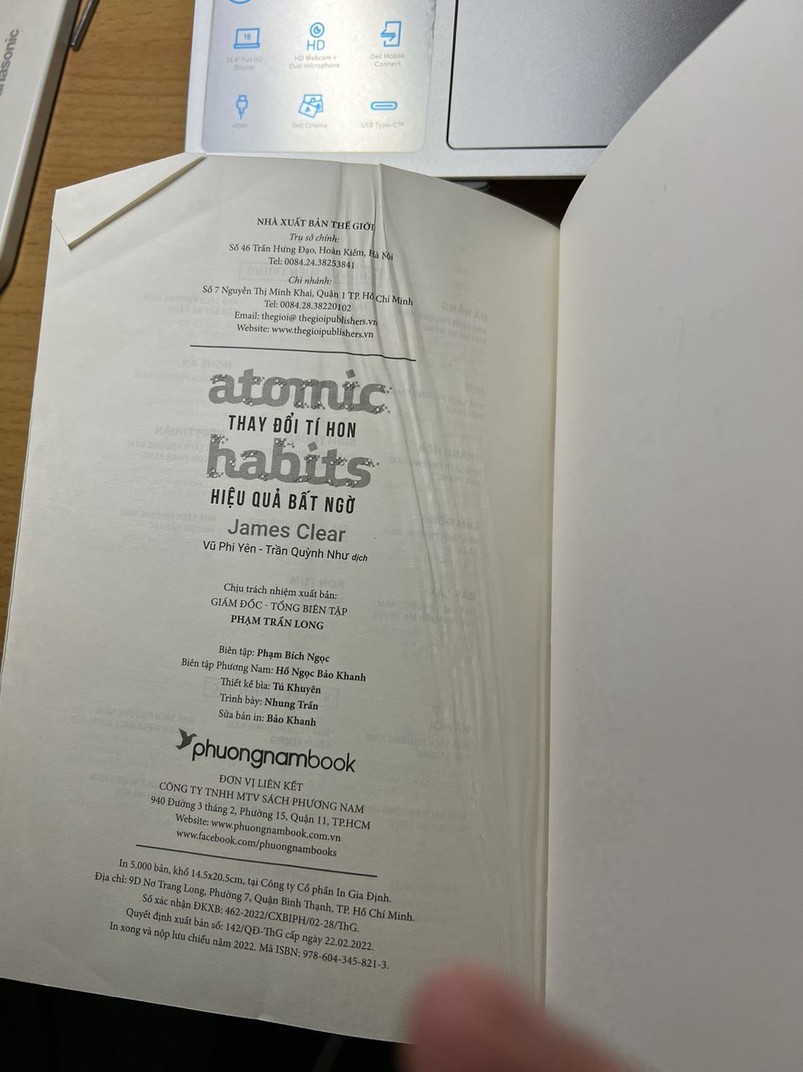 Đưa sách trên kệ giao cho khách, bìa sách móp méo. Trang cuối nhăn nheo và thừa giấy. Mở sách ra thì thấy có miếng bìa chặn sách đặt ngay giữa, chứng tỏ có người đang đọc. Rất không hài lòng