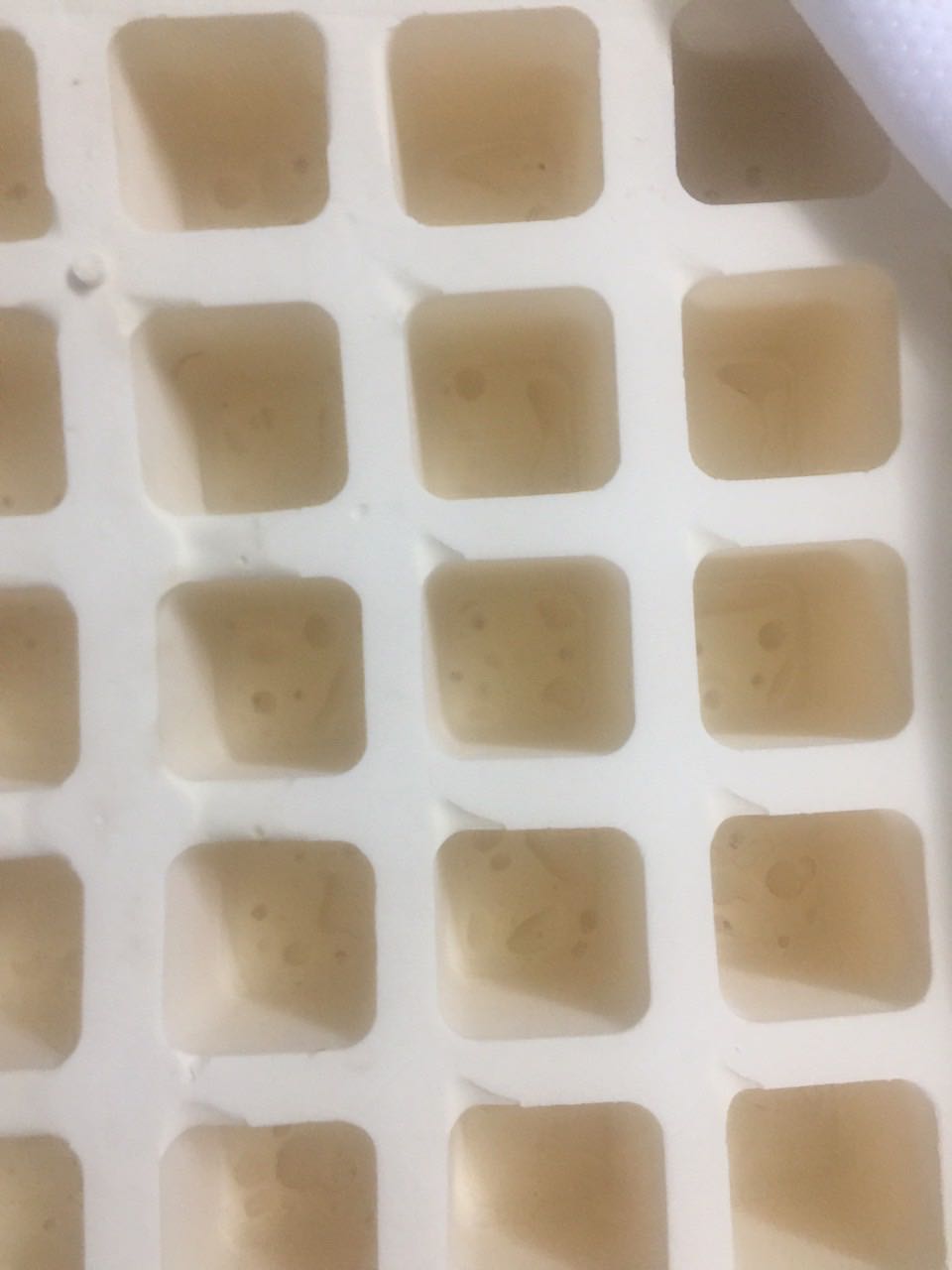 Nệm bị lỗi rất nhiều. Yêu cầu đổi lại nệm khác. Cám ơn Tiki