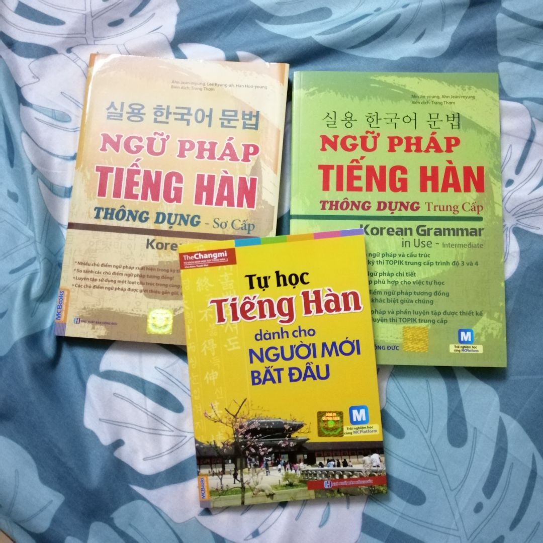 Sách đẹp và mới tinh. Mình mua được giá sale rất rẻ. Rất cảm ơn tiki và mcbook.

Nhưng cuốn ngữ pháp sơ cấp mở ra thì ổn nhưng nhìn lớp keo trên gáy nó rời hẳn ko dính vào các trang sách nữa (như hình). Cái này mở nhiều lần nữa nó có bị làm sao ko và cách khắc phục. Mình ko rành về sách ai biết cho mình lời khuyên nhé! Xin cảm ơn!