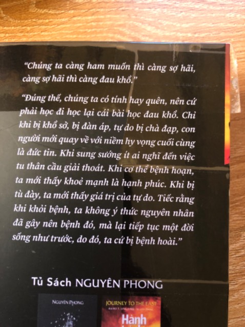 Mình đã đọc xong cuốn này và lần này mua thêm để tặng quà 20-11 cho Giáo viên.với mình thế hệ con em chúng ra có tốt đẹp hay tệ hại hơn là do một phần ảnh hưởng rất lớn từ môi trường học tập ,sống của các con và cả do thái độ ứng xử của cha mẹ .những người xung quanh
Trong đó quan trọng hơn hết là.các thầy cô giáo có tầm  ảnhhưởng rất lớn đến nhiều thế hệ.vì thế cha mẹ .các thầy cô giáo .... Phải là những người có đạo đức có trí tuệ thì mới có thể dạy được cho thế hệ trẻ biết sống có đạo đuc trí tuệ.....tất cả những điều đó xuất phát từ tâm linh của mỗi người ( không có sự phân biệt tôn giáo).sách của tác giả nguyên phong rất phù hợp cho những ai bắt đầu đi trên hành trình biết quay về tìm hiểu cái bên trong bản thân mình-hành trình tâm thức- bất kể bạn là tôn giáo nào- không mê tín