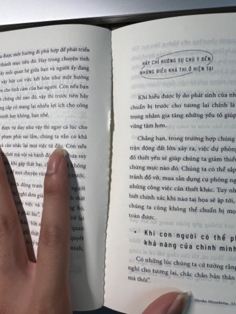 Mới nhận sách đọc đc 50 trang  , mà nhìn cuốn sách như qua mấy thời chiến tranh rồi , tự hỏi vấn đề do nhà  in kém chất  lượng hay sách *** =)))