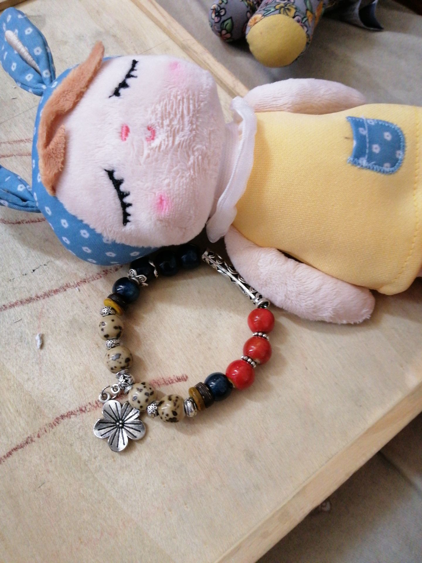 hàng giống như hình, dễ thương, đeo vừa tay người lớn. Tiki đóng gói rất cẩn thận.