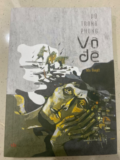 Đây là lần đầu tiên mình đọc full truyện của Vũ Trọng Phụng (mình chỉ đọc trích đoạn trong SGK thôi) 
 
Giống như tên tác phẩm, vỡ đê miêu tả cảnh đê vỡ, nhà cửa, của cải chìm trong nước. Tác phẩm miêu tả sự thay đổi của con người từ tốt đẹp sang tha hoá, từ tha hoá trở nên tệ hơn, nhân dân phải chịu cai trị từ bộ máy quan liêu từ cấp thấp đến cấp cao 

Trong cái xã hội ấy vẫn le lói những người nhân dân tri thức, ngay cả những người giàu, những người mà bạn không nghĩ sẽ 1 ngày đứng lên bảo vệ quyền lợi nhân dân, đã khai sáng cho các tầng lớp tri thức thấp về quyền lợi mà họ xứng đâng có được, về cách mạng, về xã hội. 

Trong truyện có anh Phú, giáo Minh con của cụ Cử vì đứng lên bảo vệ quyền lợi cho mọi người mà bị vu oan, bị cảnh tù đày. Cụ Cử thấy cảnh con bị tù đày mà dần trở nên chai lỳ cảm xúc khi thấy từng đứa con của mình phải đi tù, đi đắp đê. 

Mạch truyện có tuyến tình cảm của Phú và Dung nhưng vì ảnh hưởng của xã hội bấy giờ mà cũng không thành 

Nói chung, đây là tác phẩm mà các bạn nên đọc để thấy được xã hội và cuộc sống cơ cực của người dân thời bấy giờ.