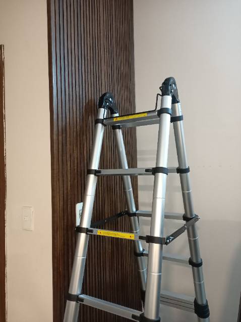 Thang quá nặng luôn nhưng chắc chắn. Có cái bánh xe nên di chuyển cũng tiện. Nhờ có nó mà mình hoàn thành được rất nhiều việc.