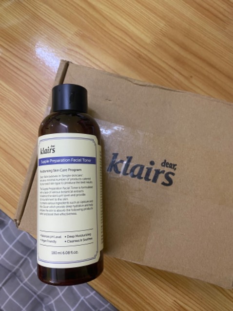 Package rất xinh. Brand này đã quá nổi tiếng rồi. Toner không mùi, hơi đặc nhưng thấm nhanh. Lành tính. Sẽ thử thêm các sản phẩm khác của Klairs. Mình rất thích thông điệp của brand, đơn giản nhưg chất lượg