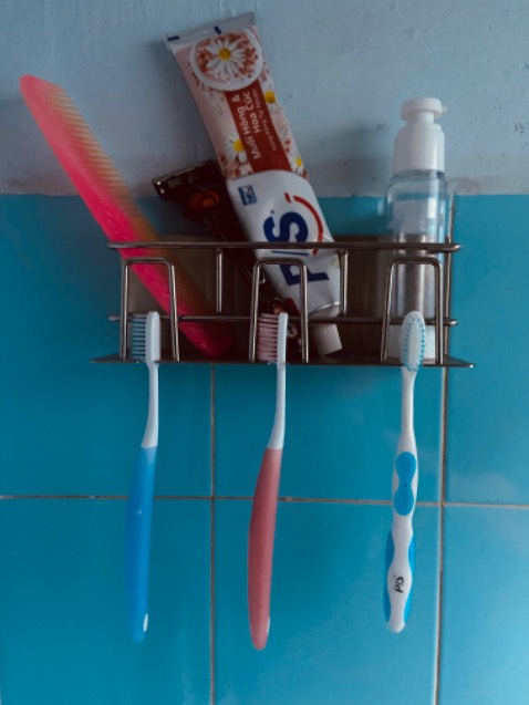 Thiết kế đẹp, chắc chắn, nhỏ gọn tiết kiệm được không gian.
Dán khoảng 15p là có thể để đồ được luôn. 😍😍😍😍