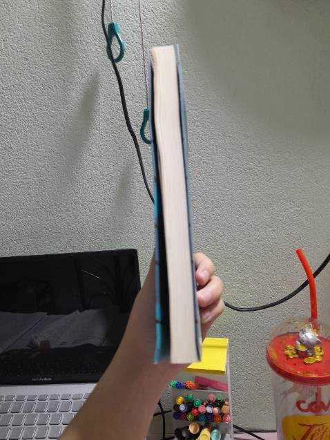 Giao hàng nhanh, shipper dễ thương lắm ạ. Tuy nhiên đóng gói quá ẩu, lúc ship về hộp cũng không còn nguyên vẹn, bên trong cũng chỉ lót 1 tờ giấy mỏng ở phần trên hộp. Quyển Chú bé mang pyjama sọc ở phía dưới cùng nên móp nặng nhất luôn. 🥲