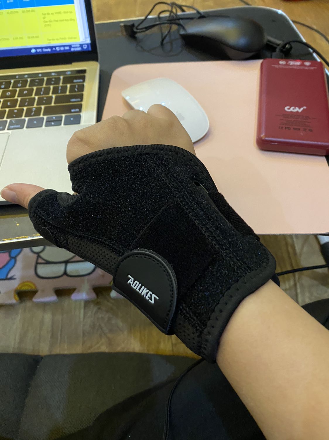 Hàng đẹp, đeo dễ chịu. Dành cho bạn nào bị viêm bao gân dùng khá hợp lý, thích hợp đeo đc hàng ngày mà k bị khó chịu!