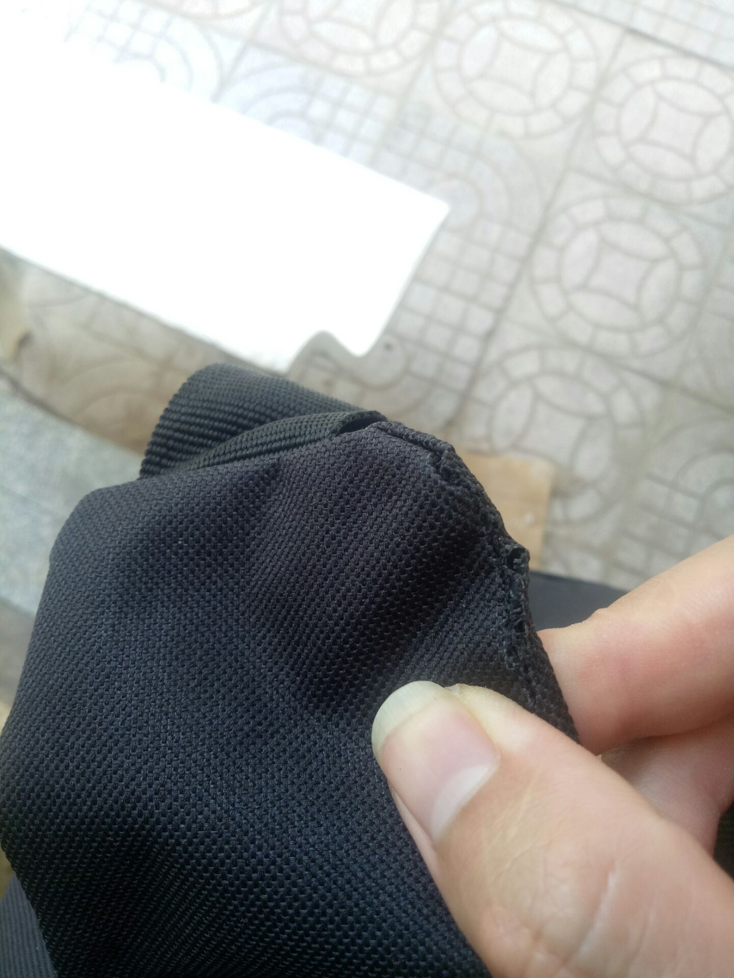 vừa mới nhận hàng, chất lượng quá kém, túi mỏng, vải như bị mục vậy, đứt chỉ vải rách... mua về xem xong bỏ vô sọt rác luôn, không dùng được...