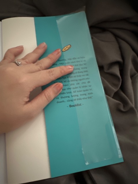 Thực sự thất vọng! sách bị rách, dấu dán rõ ràng. 
Bìa bọc sách cắt cẩu thả, k thẳng thóm. Ngoài ra phía sau thì bị rách luôn, nhận hàng sách 1 nơi bìa 1 nẻo. 
Đề nghị bên bán/tiki hỗ trợ xử lý giúp mình vấn đề này gấp!!! 
Sách đem đi tặng mà nhìn hoảng hồn.