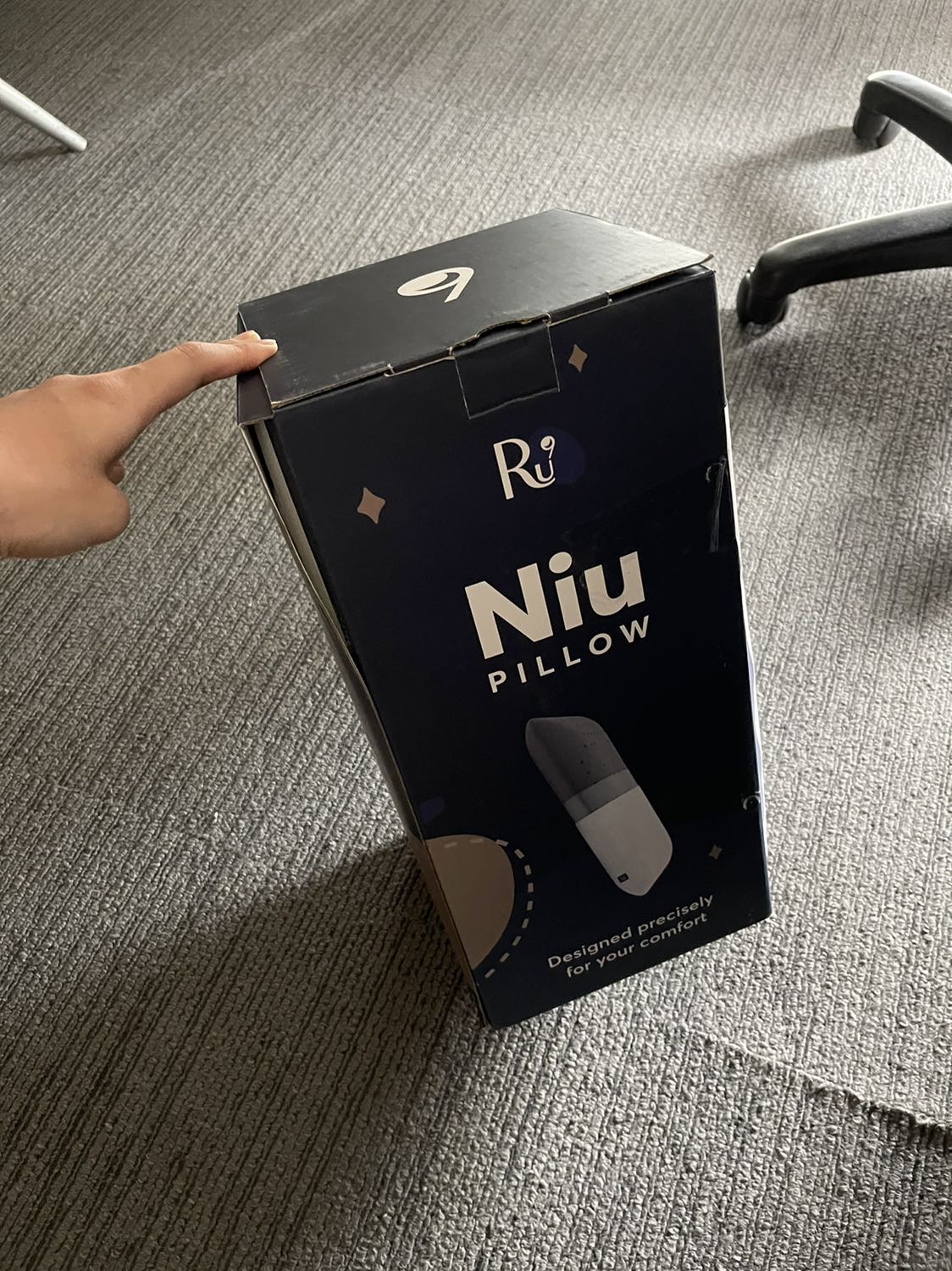 Sản phẩm dùng tốt, mềm mại, thoải mái, ngủ ko bị đau cổ vai gáy. Mới mua về dùng sẽ hơi có mùi tuy nhiên sẽ hết sau 1,2 tuần sử dụng. 
Điểm trừ là đóng gói chưa đc tốt so với giá thành, hàng khi đến tay bị bung hộp, ko có seal gì cả, cảm giác đã bị bóc ra rồi nhét lại.